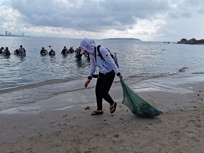 潛水教練水底撿垃圾，最初未刻意做環(huán)保