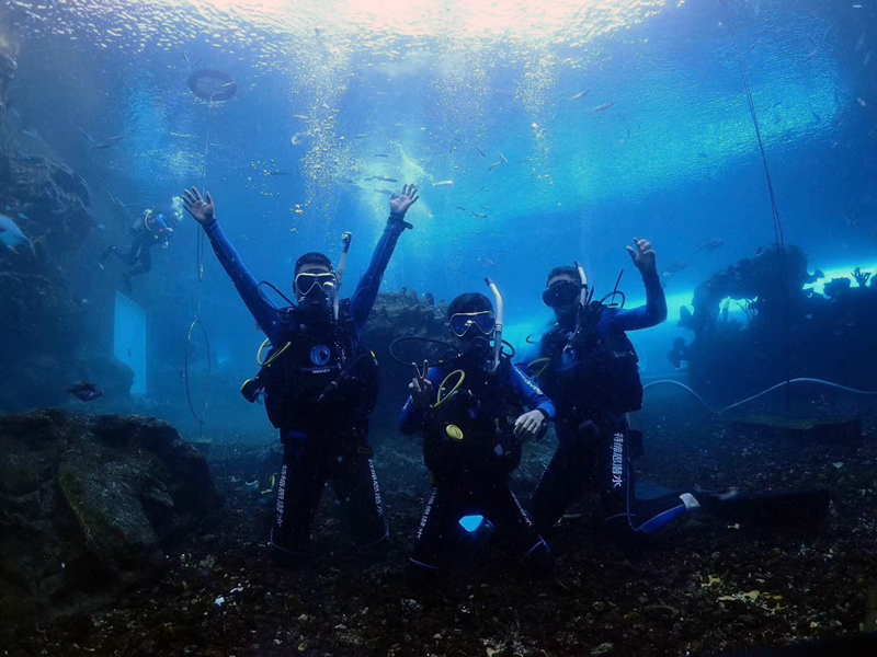 如何控制中性浮力？