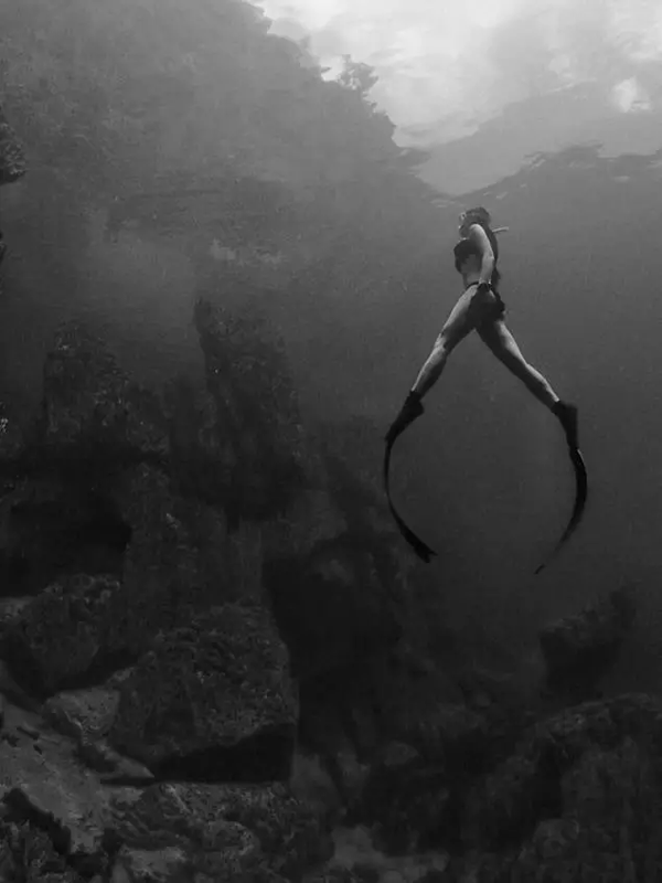 潛水拍照新姿勢，放下你的剪刀手，我們來(lái)這樣拍