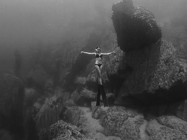 潛水拍照新姿勢，放下你的剪刀手，我們來(lái)這樣拍