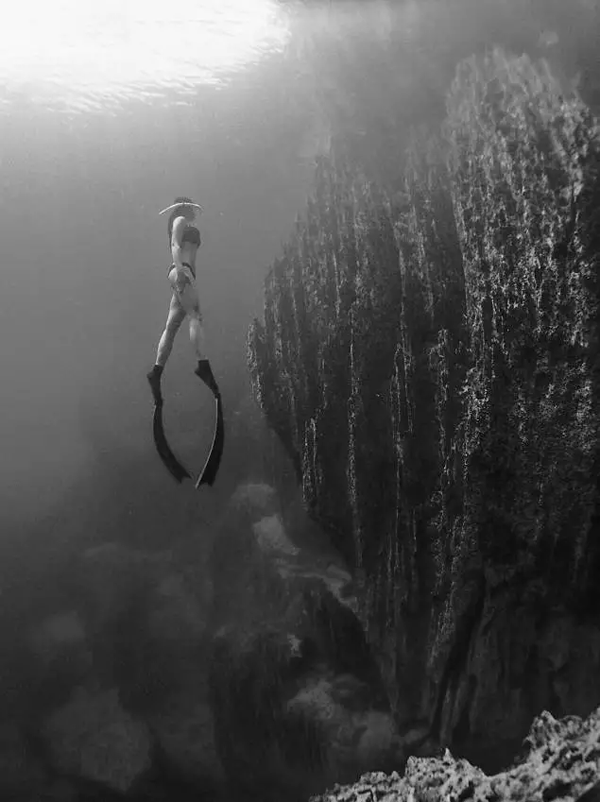 潛水拍照新姿勢，放下你的剪刀手，我們來(lái)這樣拍