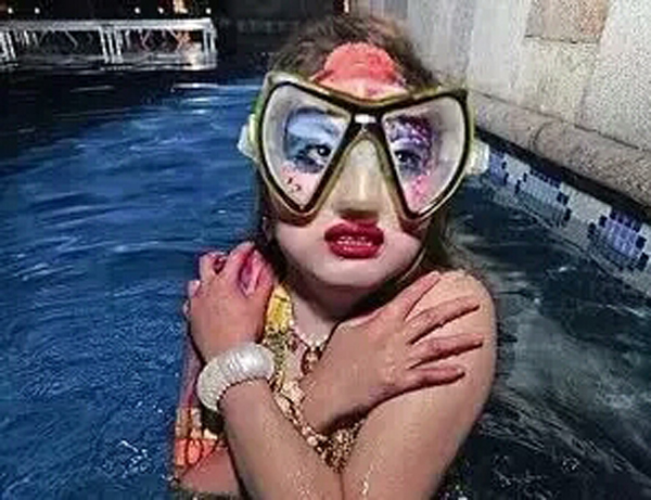 潛水拍照新姿勢，放下你的剪刀手，我們來(lái)這樣拍