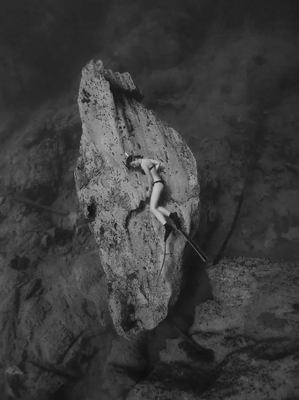 潛水拍照新姿勢，放下你的剪刀手，我們來(lái)這樣拍