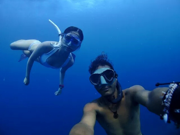 潛水拍照新姿勢，放下你的剪刀手，我們來(lái)這樣拍