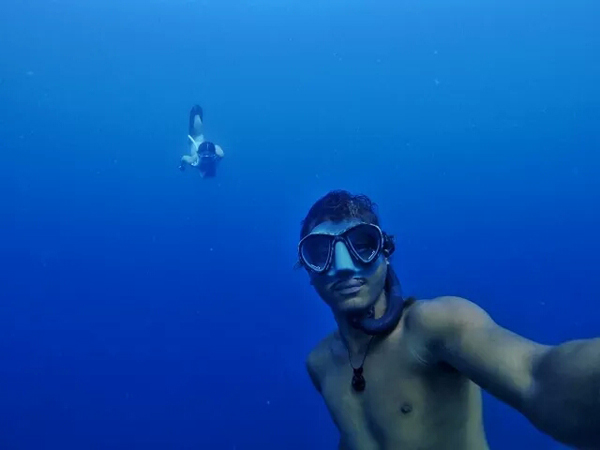 潛水拍照新姿勢，放下你的剪刀手，我們來(lái)這樣拍