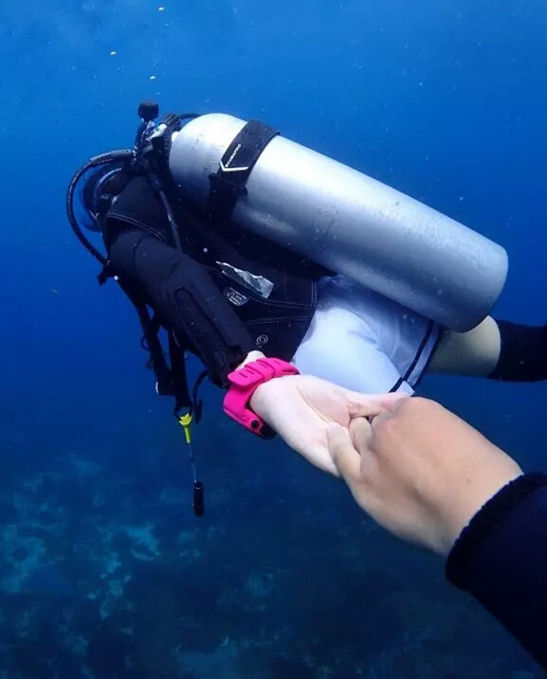 潛水拍照新姿勢，放下你的剪刀手，我們來(lái)這樣拍