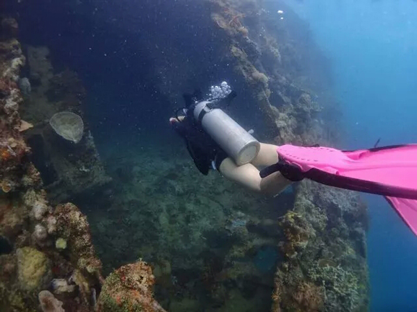 潛水拍照新姿勢，放下你的剪刀手，我們來(lái)這樣拍