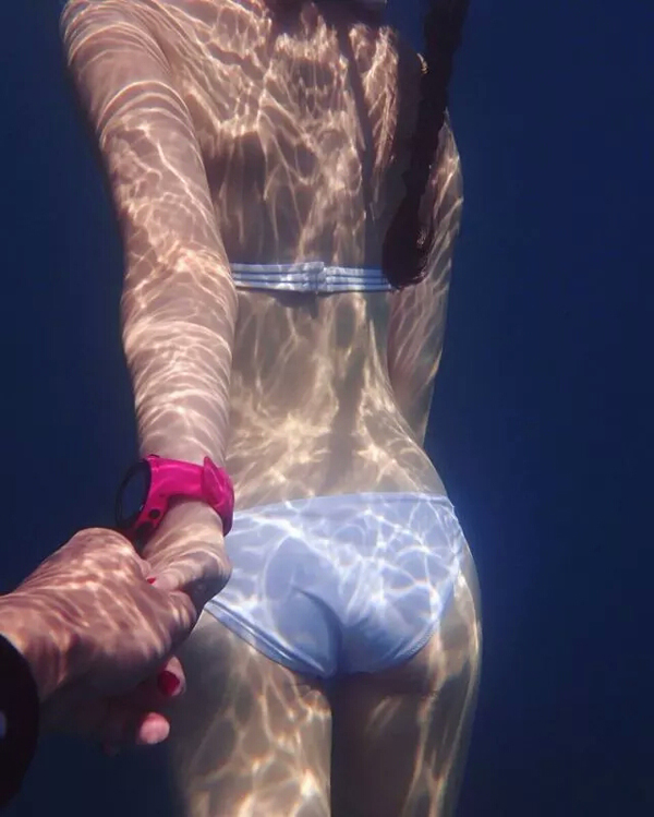 潛水拍照新姿勢，放下你的剪刀手，我們來(lái)這樣拍