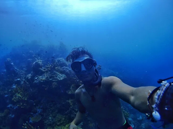 潛水拍照新姿勢，放下你的剪刀手，我們來(lái)這樣拍