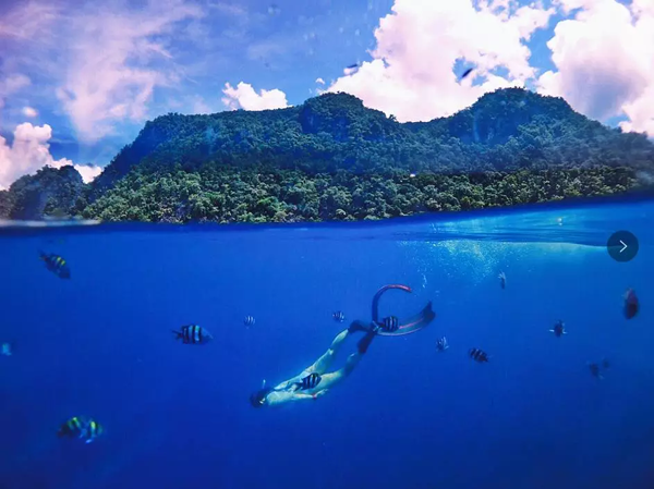 潛水拍照新姿勢，放下你的剪刀手，我們來(lái)這樣拍