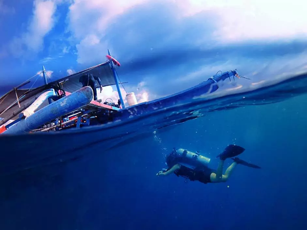 潛水拍照新姿勢，放下你的剪刀手，我們來(lái)這樣拍