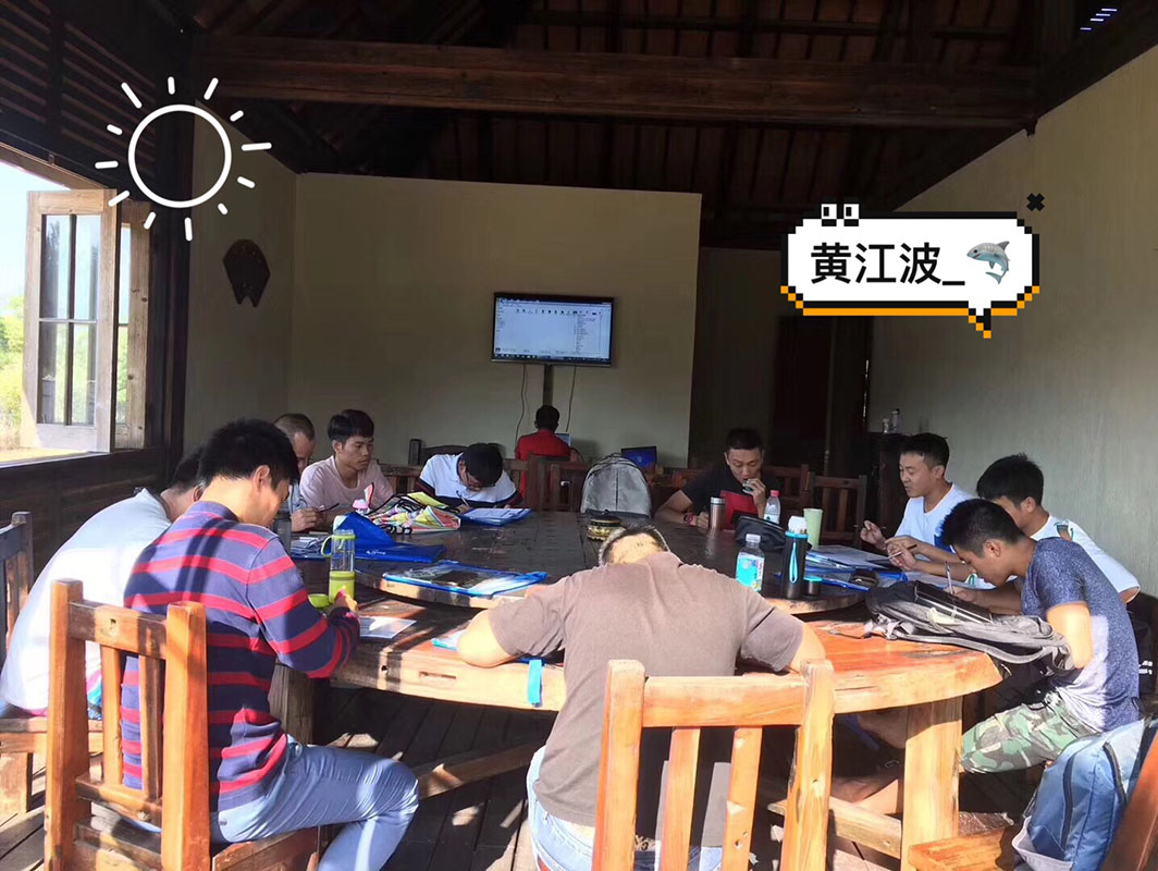 除了俯瞰大地的飛翔，還有潛入海底的翱翔。